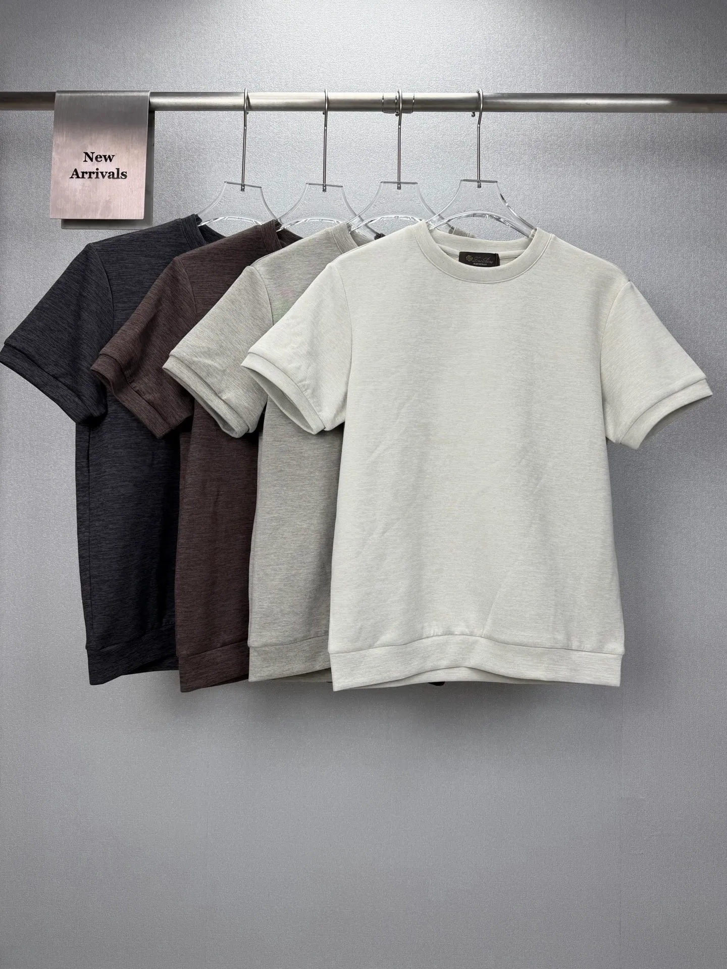 Loro Piana 2026New Arrival old money style solid color simple couple style round neck short-sleeved T-shirt High version High version The fabric is made of cotton➕polyester fiber composite material, the whole body is solid color simple and loose fit, the back neck leather letter logo embroidery design is fashionable and individual. Super Versatile and good-looking short-sleeved T-shirt. Very suitable for both men and women. A must-have for everyone. Packaging, tag, collar label, washed wheat, complete👍 Color: Dark Gray, Brown, Light Gray, Cream White Sizes: M-3XL